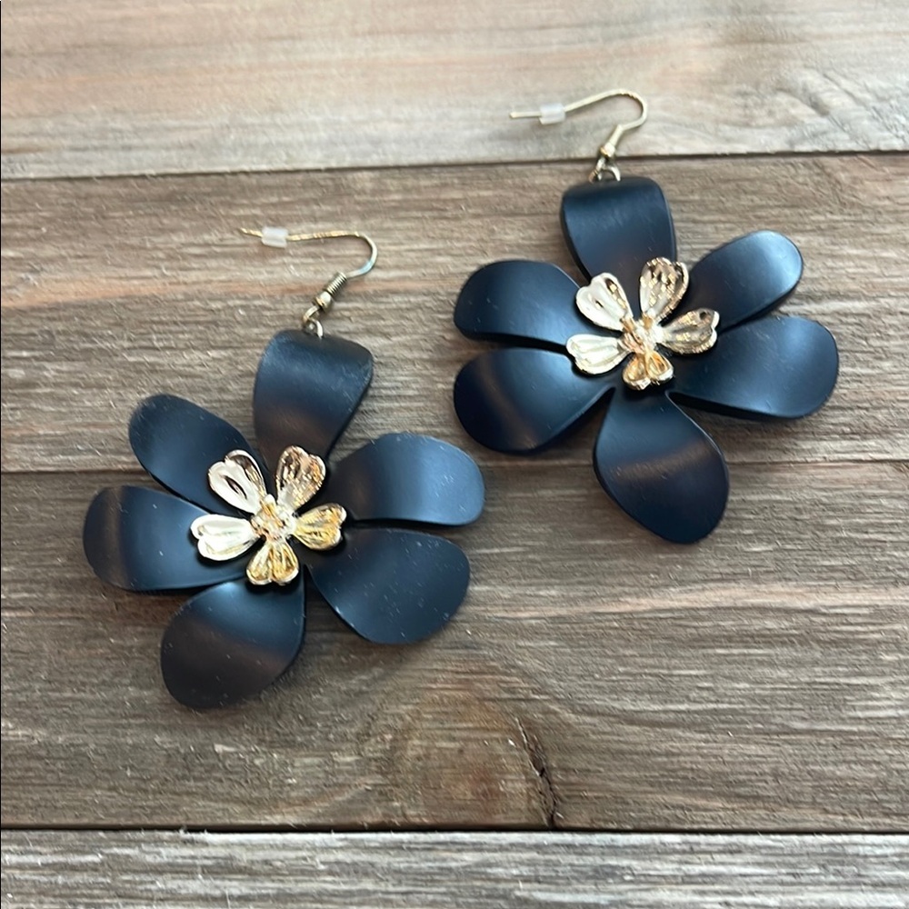 ❄️ Plunder | Elegant Black and Gold Floral Earrings